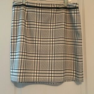 Gorgeous WHBM Size 14 ivory and black plaid skirt! Matches jacket! New!